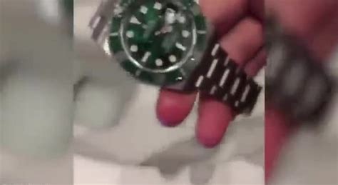 Ragazzo ricco getta un rolex di 9 mila euro nel water: il